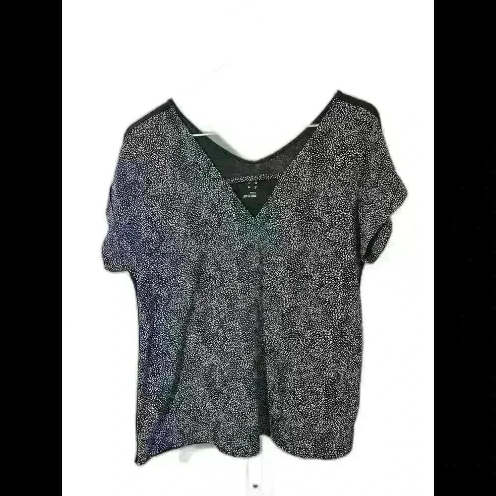 Chic Black and White Printed V-Neck Blouse